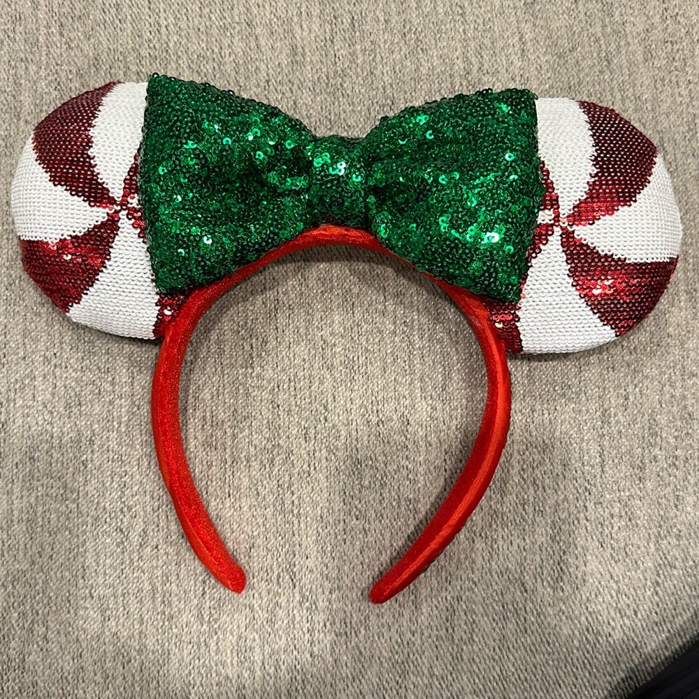 Disney World Holiday Micky Mouse Minnie Mouse Ears in EUC !! ❤️🤍💚